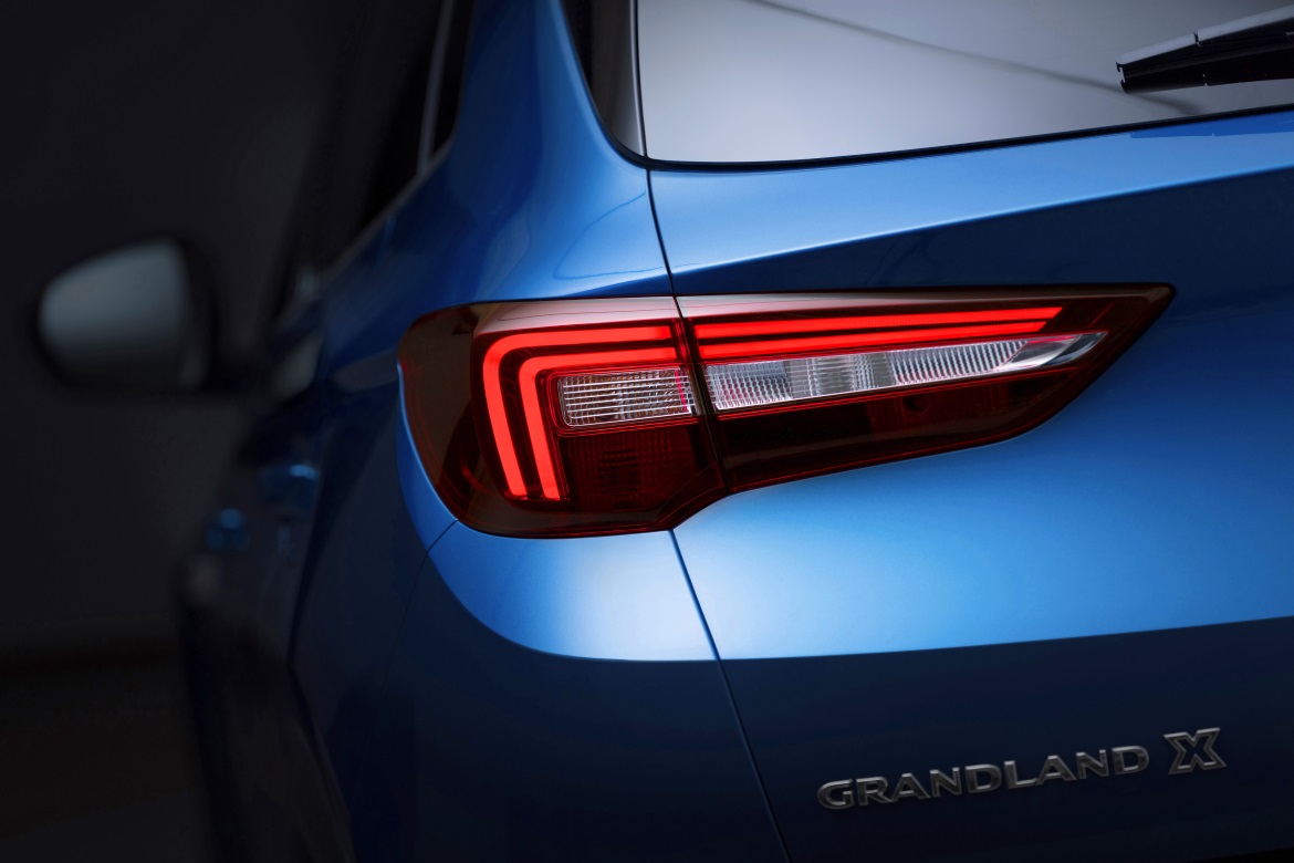 The Opel Grandland X: Ambient Lighting (IAA 2017) 